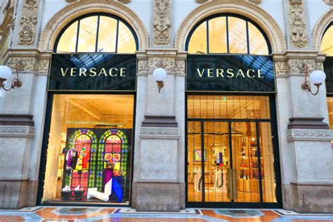 primo negozio versace a milano|gianni versace storia.